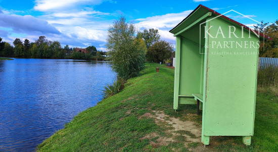 TIP: Exkluzívne len u nás: 5izbový rodinný dom v obci Nitriansky Hrádok, priamo na brehu rybníka Mederčina