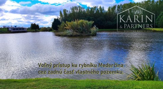 TIP: Exkluzívne len u nás: 5izbový rodinný dom v obci Nitriansky Hrádok, priamo na brehu rybníka Mederčina