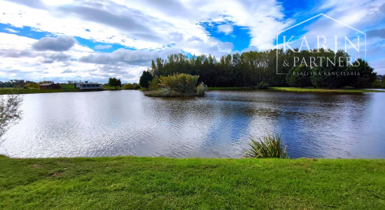 TIP: Exkluzívne len u nás: 5izbový rodinný dom v obci Nitriansky Hrádok, priamo na brehu rybníka Mederčina