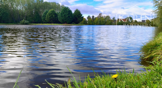 TIP: Exkluzívne len u nás: 5izbový rodinný dom v obci Nitriansky Hrádok, priamo na brehu rybníka Mederčina