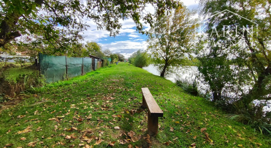 TIP: Exkluzívne len u nás: 5izbový rodinný dom v obci Nitriansky Hrádok, priamo na brehu rybníka Mederčina