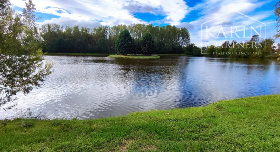 TIP: Exkluzívne len u nás: 5izbový rodinný dom v obci Nitriansky Hrádok, priamo na brehu rybníka Mederčina