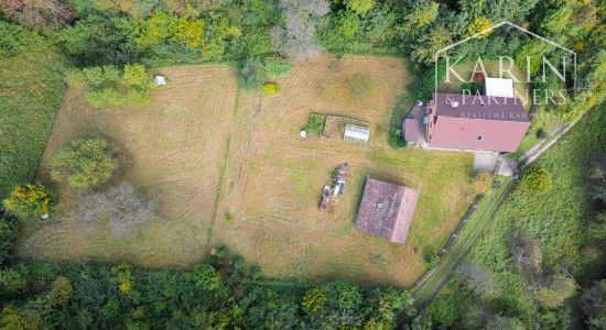 REZERVOVANÉ Rodinný dom na samote s priestranným pozemkom 4676 m2 vzdialený len 11 km od Púchova, s garážou, letnou kuchynkou a štvorkolkou