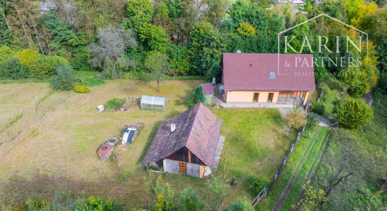 REZERVOVANÉ Rodinný dom na samote s priestranným pozemkom 4676 m2 vzdialený len 11 km od Púchova, s garážou, letnou kuchynkou a štvorkolkou