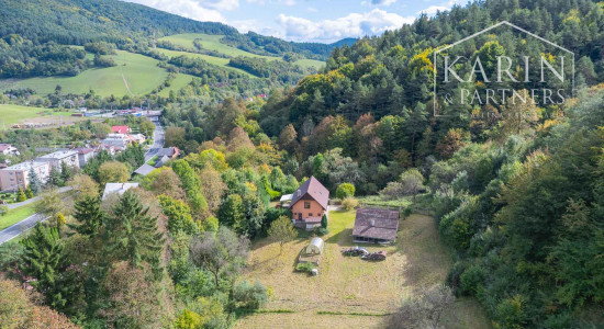 REZERVOVANÉ Rodinný dom na samote s priestranným pozemkom 4676 m2 vzdialený len 11 km od Púchova, s garážou, letnou kuchynkou a štvorkolkou