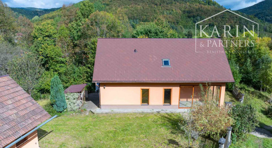 REZERVOVANÉ Rodinný dom na samote s priestranným pozemkom 4676 m2 vzdialený len 11 km od Púchova, s garážou, letnou kuchynkou a štvorkolkou