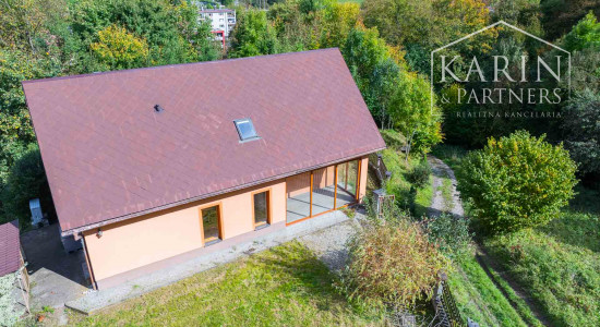 REZERVOVANÉ Rodinný dom na samote s priestranným pozemkom 4676 m2 vzdialený len 11 km od Púchova, s garážou, letnou kuchynkou a štvorkolkou