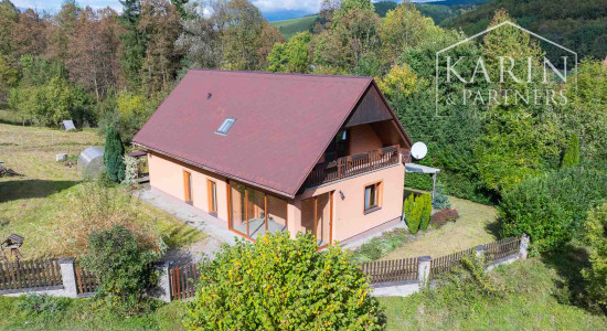 REZERVOVANÉ Rodinný dom na samote s priestranným pozemkom 4676 m2 vzdialený len 11 km od Púchova, s garážou, letnou kuchynkou a štvorkolkou