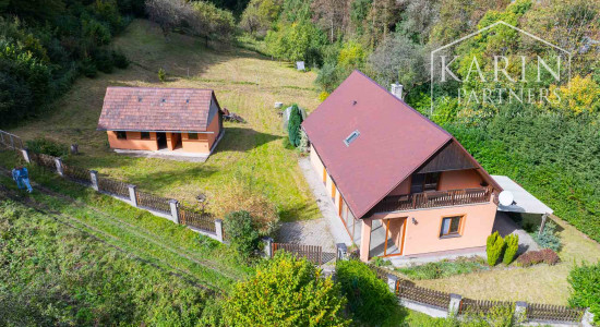 REZERVOVANÉ Rodinný dom na samote s priestranným pozemkom 4676 m2 vzdialený len 11 km od Púchova, s garážou, letnou kuchynkou a štvorkolkou