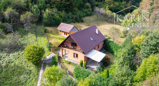 REZERVOVANÉ Rodinný dom na samote s priestranným pozemkom 4676 m2 vzdialený len 11 km od Púchova, s garážou, letnou kuchynkou a štvorkolkou