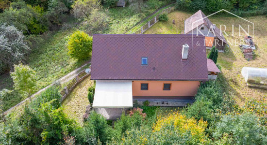 REZERVOVANÉ Rodinný dom na samote s priestranným pozemkom 4676 m2 vzdialený len 11 km od Púchova, s garážou, letnou kuchynkou a štvorkolkou