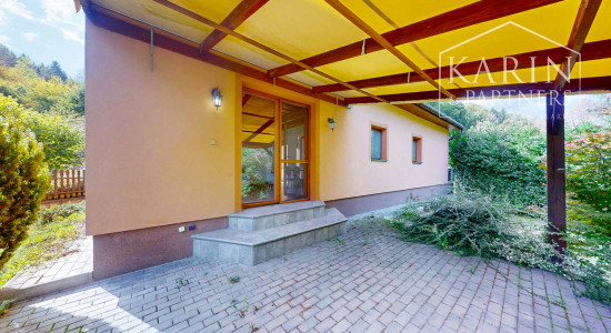 REZERVOVANÉ Rodinný dom na samote s priestranným pozemkom 4676 m2 vzdialený len 11 km od Púchova, s garážou, letnou kuchynkou a štvorkolkou