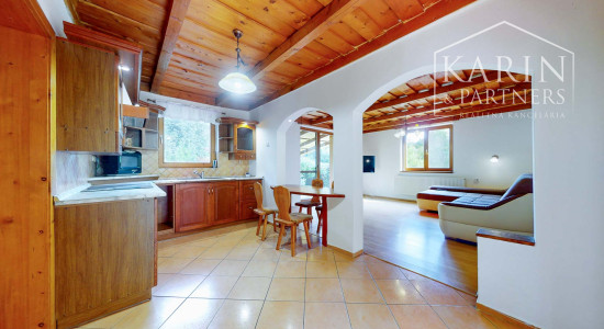 REZERVOVANÉ Rodinný dom na samote s priestranným pozemkom 4676 m2 vzdialený len 11 km od Púchova, s garážou, letnou kuchynkou a štvorkolkou