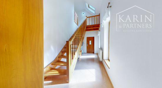 REZERVOVANÉ Rodinný dom na samote s priestranným pozemkom 4676 m2 vzdialený len 11 km od Púchova, s garážou, letnou kuchynkou a štvorkolkou