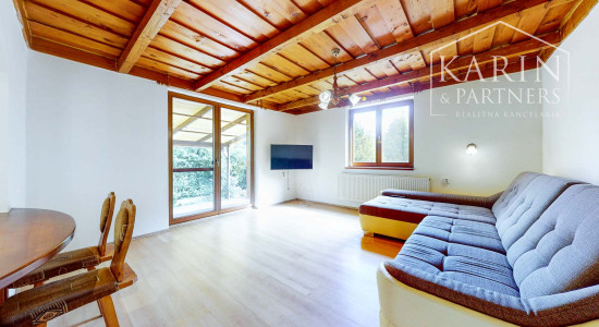 REZERVOVANÉ Rodinný dom na samote s priestranným pozemkom 4676 m2 vzdialený len 11 km od Púchova, s garážou, letnou kuchynkou a štvorkolkou