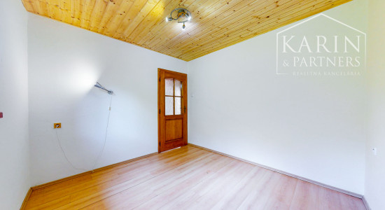 REZERVOVANÉ Rodinný dom na samote s priestranným pozemkom 4676 m2 vzdialený len 11 km od Púchova, s garážou, letnou kuchynkou a štvorkolkou