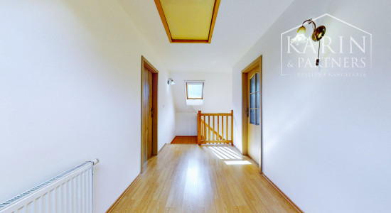 REZERVOVANÉ Rodinný dom na samote s priestranným pozemkom 4676 m2 vzdialený len 11 km od Púchova, s garážou, letnou kuchynkou a štvorkolkou