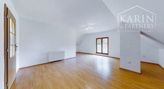 REZERVOVANÉ Rodinný dom na samote s priestranným pozemkom 4676 m2 vzdialený len 11 km od Púchova, s garážou, letnou kuchynkou a štvorkolkou