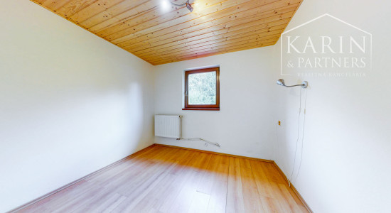 REZERVOVANÉ Rodinný dom na samote s priestranným pozemkom 4676 m2 vzdialený len 11 km od Púchova, s garážou, letnou kuchynkou a štvorkolkou