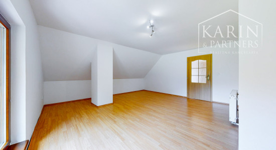 REZERVOVANÉ Rodinný dom na samote s priestranným pozemkom 4676 m2 vzdialený len 11 km od Púchova, s garážou, letnou kuchynkou a štvorkolkou