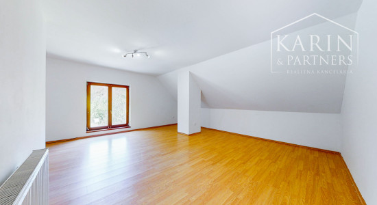 REZERVOVANÉ Rodinný dom na samote s priestranným pozemkom 4676 m2 vzdialený len 11 km od Púchova, s garážou, letnou kuchynkou a štvorkolkou