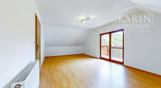 REZERVOVANÉ Rodinný dom na samote s priestranným pozemkom 4676 m2 vzdialený len 11 km od Púchova, s garážou, letnou kuchynkou a štvorkolkou