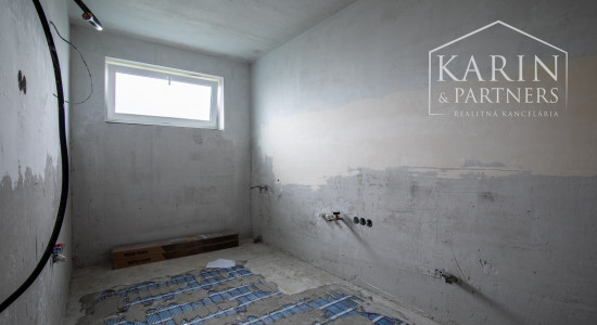 5I RODINNÝ DOM – HRUBÁ UZATVORENÁ STAVBA