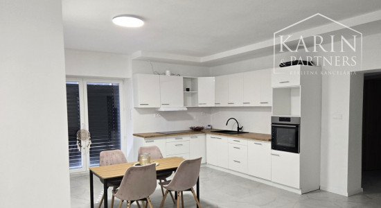 Predaj-rodinný dom 6 izbová novostavba, pozemok 998m2 v Maďarskej obci Bezenye.