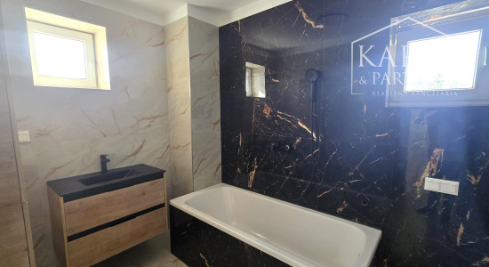 Predaj-rodinný dom 6 izbová novostavba, pozemok 998m2 v Maďarskej obci Bezenye.