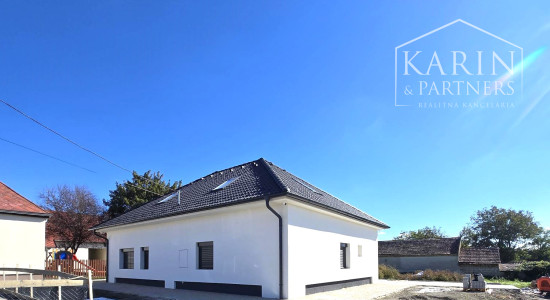 Predaj-rodinný dom 6 izbová novostavba, pozemok 998m2 v Maďarskej obci Bezenye.