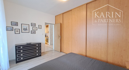 Prenájom zariadený 2-izbový byt, dve lodžie, Šustekova ul., Bratislava V Petržalka