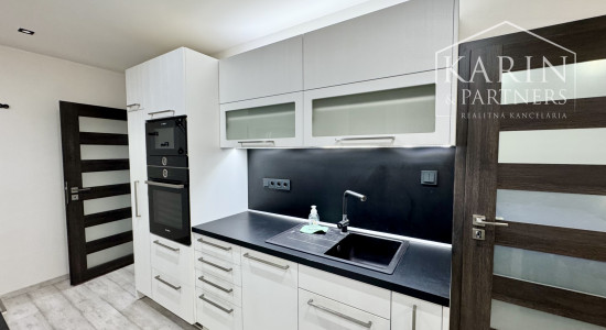 2i ZARIADENÝ BYT NA PREDAJ, HOLÍČ, PRI KAŠTIELI