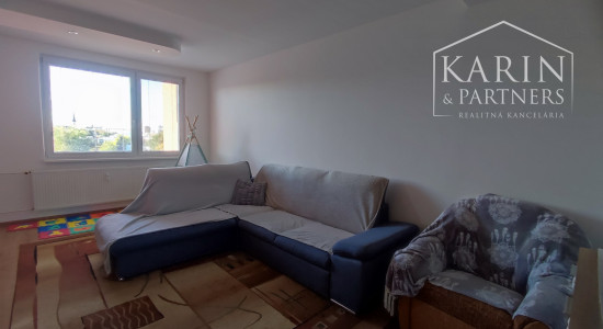 Na predaj kompletne zrekonštruovaný 3-izbový byt s balkónom, komorou a 2 pivnicami – Nové Zámky