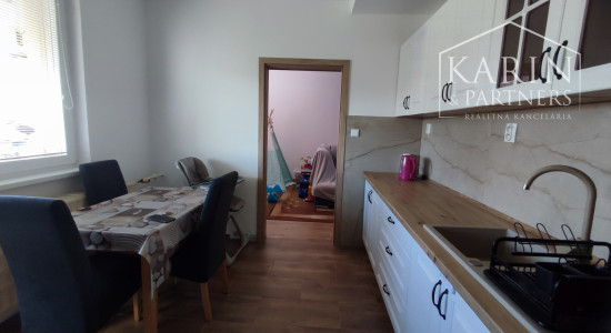 Na predaj kompletne zrekonštruovaný 3-izbový byt s balkónom, komorou a 2 pivnicami – Nové Zámky