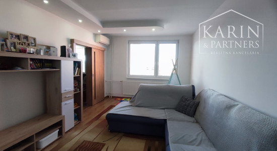 Na predaj kompletne zrekonštruovaný 3-izbový byt s balkónom, komorou a 2 pivnicami – Nové Zámky