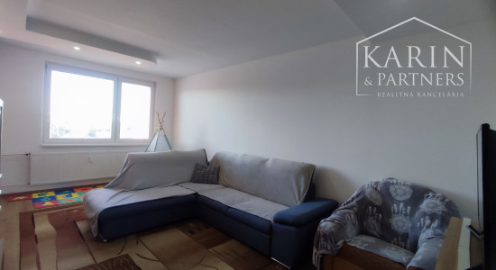 Na predaj kompletne zrekonštruovaný 3-izbový byt s balkónom, komorou a 2 pivnicami – Nové Zámky