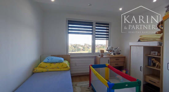 Na predaj kompletne zrekonštruovaný 3-izbový byt s balkónom, komorou a 2 pivnicami – Nové Zámky