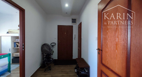 Na predaj kompletne zrekonštruovaný 3-izbový byt s balkónom, komorou a 2 pivnicami – Nové Zámky