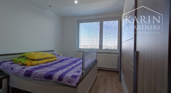 Na predaj kompletne zrekonštruovaný 3-izbový byt s balkónom, komorou a 2 pivnicami – Nové Zámky