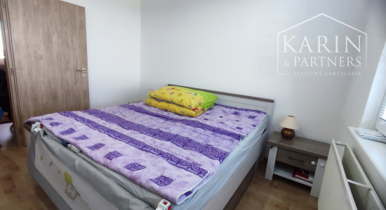 Na predaj kompletne zrekonštruovaný 3-izbový byt s balkónom, komorou a 2 pivnicami – Nové Zámky