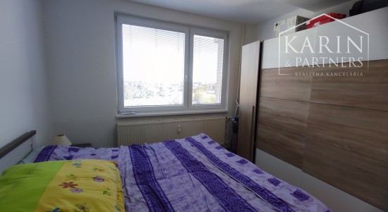 Na predaj kompletne zrekonštruovaný 3-izbový byt s balkónom, komorou a 2 pivnicami – Nové Zámky