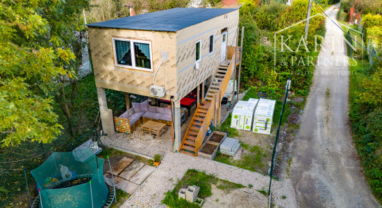 KOMPLETNE ZARIADENÝ 3I DREVODOM V CHATOVEJ OSADE