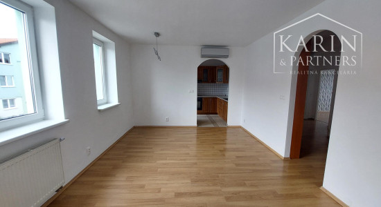 Vajnory - 3 izbový byt s loggiou, pivnicou  a parkovaním