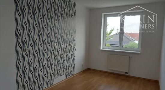 Vajnory - 3 izbový byt s loggiou, pivnicou  a parkovaním