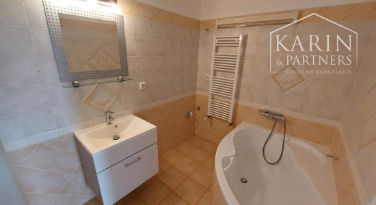 Vajnory - 3 izbový byt s loggiou, pivnicou  a parkovaním