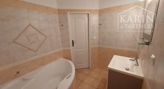 Vajnory - 3 izbový byt s loggiou, pivnicou  a parkovaním