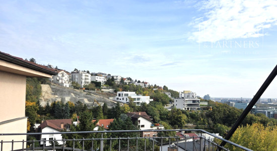 Prenájom – 4 izbový exkluzívny byt s nádherným výhľadom na Hradnom kopci – BA I Staré mesto