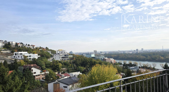 Prenájom – 4 izbový exkluzívny byt s nádherným výhľadom na Hradnom kopci – BA I Staré mesto