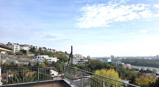 Prenájom – 4 izbový exkluzívny byt s nádherným výhľadom na Hradnom kopci – BA I Staré mesto