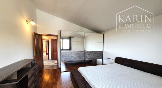 Prenájom – 4 izbový exkluzívny byt s nádherným výhľadom na Hradnom kopci – BA I Staré mesto